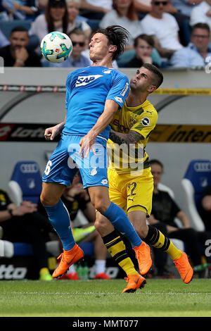 Sinsheim, Deutschland. 12. Mai 2018. Nico Schulz (L) von 1899 Hoffenheim Mias mit Christian Pulisic Dortmund beim Bundesligaspiel zwischen der TSG 1899 Hoffenheim und Borussia Dortmund WIRSOL Rhein-Neckar-Arena in Sinsheim, Deutschland, am 12. Mai 2018. 1899 Hoffenheim gewann 3-1. Quelle: Joachim Bywaletz/Xinhua/Alamy leben Nachrichten Stockfoto