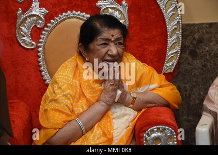 Mumbai, Indien, 12. Mai 2018: Padma Vibhushan Lata Mangeshkar erhielt den Swara Mauli Titel auf Ihrer bu Jagatguru shankaracharya der Kolhapur Karvir Mathematik verliehen an Ihrem ressident Prabhu Kunj, Pedder Straße. in Mumbai am 12. Mai 2018 Credit: prodip Guha/Alamy Live News Credit: prodip Guha/Alamy leben Nachrichten Stockfoto