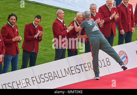 München, Deutschland. 12. Mai 2018. FC Bayern München, München, 12. Mai, Trainer Headcoach 2018 Jupp Heynckes (FCB) Franz Beckenbauer (EX-FCB) Miroslav KLOSE, Assistenztrainer DFB, Assistent Coach, Luca Toni, Georg Schwarzenbeck, ehemaliger Spieler Deutsche Meisterschaften gewann der zentralen Feier FC BAYERN MÜNCHEN - VFB Stuttgart 1-4 1. Deutschen Fußball-Bundesliga, München, 12. Mai 2018, Saison 2017/2018 © Peter Schatz/Alamy Live News Credit: Peter Schatz/Alamy leben Nachrichten Stockfoto