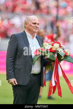 München, Deutschland. 12. Mai 2018. FC Bayern München, München, 12. Mai 2018 Trophy feier Uli Hoeness (FCB), Praesident der Deutschen Meisterschaften gewann der zentralen Feier FC BAYERN MÜNCHEN - VFB Stuttgart 1-4 1. Deutschen Fußball-Bundesliga, München, 12. Mai 2018, Saison 2017/2018 © Peter Schatz/Alamy Live News Credit: Peter Schatz/Alamy leben Nachrichten Stockfoto