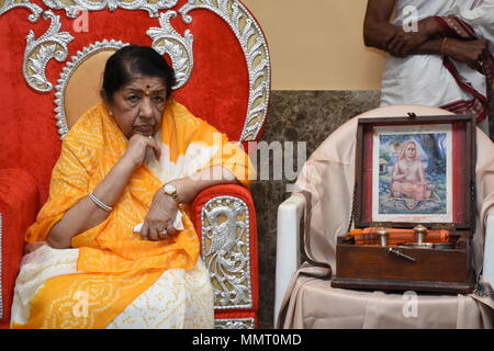 Mumbai, Indien, 12. Mai 2018: Padma Vibhushan Lata Mangeshkar erhielt den Swara Mauli Titel auf Ihrer bu Jagatguru shankaracharya der Kolhapur Karvir Mathematik verliehen an Ihrem ressident Prabhu Kunj, Pedder Straße. in Mumbai am 12. Mai 2018 Credit: prodip Guha/Alamy leben Nachrichten Stockfoto