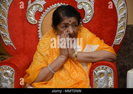 Mumbai, Indien, 12. Mai 2018: Padma Vibhushan Lata Mangeshkar erhielt den Swara Mauli Titel auf Ihrer bu Jagatguru shankaracharya der Kolhapur Karvir Mathematik verliehen an Ihrem ressident Prabhu Kunj, Pedder Straße. in Mumbai am 12. Mai 2018 Credit: prodip Guha/Alamy leben Nachrichten Stockfoto