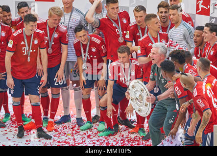 München, Deutschland. 12. Mai 2018. FC Bayern München Fußball, München, Mai 12, 2018 Thomas Mueller, MÜLLER, FCB 25, Manuel Neuer, FCB 1 Joshua KIMMICH, FCB 32 Trainer Cheftrainer Jupp Heynckes (FCB) Thiago ALCANTARA, FCB 6 Robert Lewandowski, FCB 9 RAFINHA (FCB 13) Jerome BOATENG (FCB 17), neues Trikot 2018/2019 Deutsche Meisterschaften gewann der zentralen Feier FC BAYERN MÜNCHEN - VFB Stuttgart 1-4 1. Deutschen Fußball-Bundesliga, München, 12. Mai 2018, Saison 2017/2018 © Peter Schatz/Alamy Live News Credit: Peter Schatz/Alamy leben Nachrichten Stockfoto