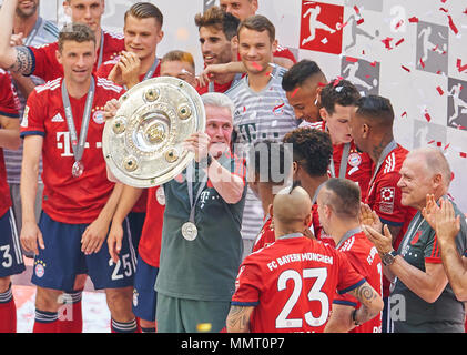 München, Deutschland. 12. Mai 2018. FC Bayern München Fußball, München, Mai 12, 2018 Thomas Mueller, MÜLLER, FCB 25, Manuel Neuer, FCB 1 Joshua KIMMICH, FCB 32 Trainer Cheftrainer Jupp Heynckes (FCB) Thiago ALCANTARA, FCB 6 Robert Lewandowski, FCB 9 RAFINHA (FCB 13) Jerome BOATENG (FCB 17), neues Trikot 2018/2019 Deutsche Meisterschaften gewann der zentralen Feier FC BAYERN MÜNCHEN - VFB Stuttgart 1-4 1. Deutschen Fußball-Bundesliga, München, 12. Mai 2018, Saison 2017/2018 © Peter Schatz/Alamy Live News Credit: Peter Schatz/Alamy leben Nachrichten Stockfoto