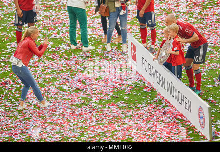 München, Deutschland. 12. Mai 2018. FC Bayern München, München, 12. Mai 2018 Arjen ROBBEN, FCB 10 mit Frau Bernadien, kids Luka, Kai, mit Trophäe, neues Trikot 2018/2019 Deutsche Meisterschaften gewann der zentralen Feier FC BAYERN MÜNCHEN - VFB Stuttgart 1-4 1. Deutschen Fußball-Bundesliga, München, 12. Mai 2018, Saison 2017/2018 © Peter Schatz/Alamy Live News Credit: Peter Schatz/Alamy leben Nachrichten Stockfoto