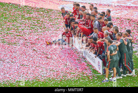 München, Deutschland. 12. Mai 2018. FC Bayern München, München, 12. Mai 2018 Gewinner Foto mit Trophäe Arturo VIDAL, FCB 23 verletzt, Robert Lewandowski, FCB 9 Joshua KIMMICH, FCB 32 Thiago ALCANTARA, FCB 6 Mats HUMMELS, FCB 5 Thomas Müller, Müller, FCB 25 Trainer Cheftrainer Jupp Heynckes (FCB) FCB Co-Trainer Hermann GERLAND, Peter Hermann, FCB-Co-Trainer Sven Ulreich, FCB 26. Das 1:0 fiel. NEUES TRIKOT 2018/2019 Deutsche Meisterschaften gewann der zentralen Feier FC BAYERN MÜNCHEN - VFB Stuttgart 1-4 1. Deutschen Fußball-Bundesliga, München, 12. Mai 2018, Saison 2017/2018 © Peter Schatz/Alamy Live Neue Stockfoto