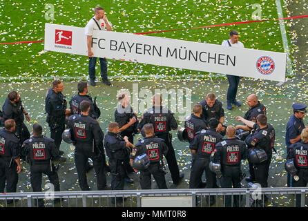 München, Deutschland. 12. Mai 2018. FC Bayern München, München, 12. Mai 2018 poilcemen, polizeiliche Kontrollen der Zeremonie Deutsche Meisterschaften gewann der zentralen Feier FC BAYERN MÜNCHEN - VFB Stuttgart 1-4 1. Deutschen Fußball-Bundesliga, München, 12. Mai 2018, Saison 2017/2018 © Peter Schatz/Alamy Live News Credit: Peter Schatz/Alamy leben Nachrichten Stockfoto