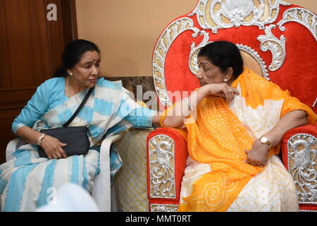 Mumbai, Indien, 12. Mai 2018: Padma Vibhushan Lata Mangeshkar erhielt den Swara Mauli Titel auf Ihrer bu Jagatguru shankaracharya der Kolhapur Karvir Mathematik verliehen an Ihrem ressident Prabhu Kunj, Pedder Straße. in Mumbai am 12. Mai 2018 Credit: prodip Guha/Alamy leben Nachrichten Stockfoto