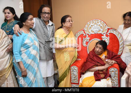 Mumbai, Indien, 12. Mai 2018: Padma Vibhushan Lata Mangeshkar erhielt den Swara Mauli Titel auf Ihrer bu Jagatguru shankaracharya der Kolhapur Karvir Mathematik verliehen an Ihrem ressident Prabhu Kunj, Pedder Straße. in Mumbai am 12. Mai 2018 Credit: prodip Guha/Alamy leben Nachrichten Stockfoto