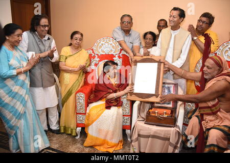 Mumbai, Indien, 12. Mai 2018: Padma Vibhushan Lata Mangeshkar erhielt den Swara Mauli Titel auf Ihrer bu Jagatguru shankaracharya der Kolhapur Karvir Mathematik verliehen an Ihrem ressident Prabhu Kunj, Pedder Straße. in Mumbai am 12. Mai 2018 Credit: prodip Guha/Alamy leben Nachrichten Stockfoto