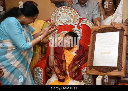 Mumbai, Indien, 12. Mai 2018: Padma Vibhushan Lata Mangeshkar erhielt den Swara Mauli Titel auf Ihrer bu Jagatguru shankaracharya der Kolhapur Karvir Mathematik verliehen an Ihrem ressident Prabhu Kunj, Pedder Straße. in Mumbai am 12. Mai 2018 Credit: prodip Guha/Alamy leben Nachrichten Stockfoto