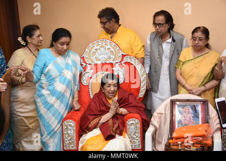 Mumbai, Indien, 12. Mai 2018: Padma Vibhushan Lata Mangeshkar erhielt den Swara Mauli Titel auf Ihrer bu Jagatguru shankaracharya der Kolhapur Karvir Mathematik verliehen an Ihrem ressident Prabhu Kunj, Pedder Straße. in Mumbai am 12. Mai 2018 Credit: prodip Guha/Alamy leben Nachrichten Stockfoto