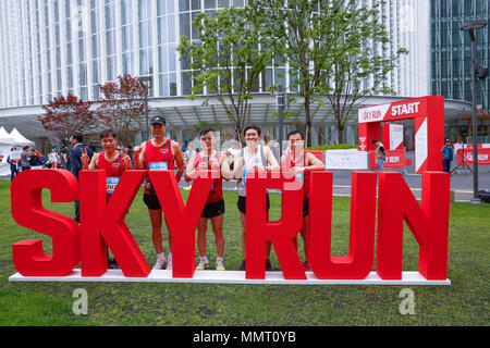 Seoul, Südkorea. 13. Mai, 2018. Läufer posieren für Fotos vor der Lotte World Tower Internationale Skyrun 2018 in Seoul, Südkorea, am 13. Mai 2018. Läufer liefen bis die 123, 2.917, 555 Meter hohen Wolkenkratzer, Südkorea die höchsten der Art, am Sonntag. Credit: Wang Jingqiang/Xinhua/Alamy leben Nachrichten Stockfoto