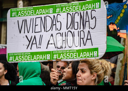 Barcelona, Katalonien, Spanien. 12. Mai 2018. Eine Demonstrantin gesehen wird, die ein Schild mit dem Text ''Dignified Gehäuse, jetzt und jetzt''. Von der Plattform "Barcelona ist nicht für Verkauf'' einberufen, tausende von Menschen gegen den Prozess der 'Vertreibung'' von Nachbarn in Barcelona erlitt demonstriert. Credit: ZUMA Press, Inc./Alamy leben Nachrichten Stockfoto