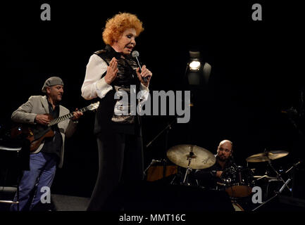 Neapel, Italien. 12. Mai 2018. Ornella Vanoni ist einer der am meisten gutgeschrieben pop Sänger von Italien, sie live am Teatro Augusteo für Ihre Tour "La Mia Storia". Credit: Mariano Montella/Alamy leben Nachrichten Stockfoto