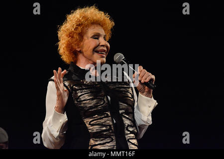 Neapel, Italien. 12. Mai 2018. Ornella Vanoni ist einer der am meisten gutgeschrieben pop Sänger von Italien, sie live am Teatro Augusteo für Ihre Tour "La Mia Storia". Credit: Mariano Montella/Alamy leben Nachrichten Stockfoto