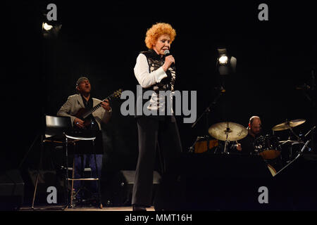 Neapel, Italien. 12. Mai 2018. Ornella Vanoni ist einer der am meisten gutgeschrieben pop Sänger von Italien, sie live am Teatro Augusteo für Ihre Tour "La Mia Storia". Credit: Mariano Montella/Alamy leben Nachrichten Stockfoto