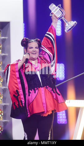 Lissabon, Portugal. 12. Mai 2018. 12. Mai 2018, Portugal, Lissabon: Sänger Netta aus Israel gewinnt den 63. Eurovision Song Contest mit ihrem Song "Spielzeug". Quelle: Jörg Carstensen/dpa/Alamy leben Nachrichten Stockfoto