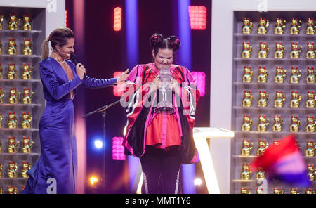 Lissabon, Portugal. 12. Mai 2018. 12. Mai 2018, Portugal, Lissabon: Sänger Netta aus Israel gewinnt den 63. Eurovision Song Contest mit ihrem Song "Spielzeug". Quelle: Jörg Carstensen/dpa/Alamy leben Nachrichten Stockfoto