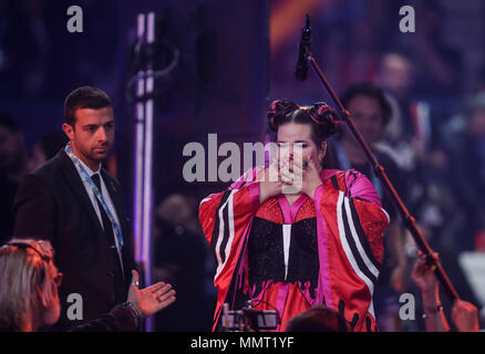 Lissabon, Portugal. 12. Mai 2018. 12. Mai 2018, Portugal, Lissabon: Sänger Netta aus Israel gewinnt den 63. Eurovision Song Contest mit ihrem Song "Spielzeug". Quelle: Jörg Carstensen/dpa/Alamy leben Nachrichten Stockfoto