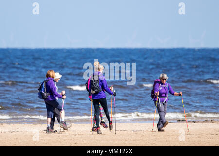 Southport, Merseyside. 13. Mai 2018. UK Wetter. Eine Gruppe der weiblichen Ramblers ihre Strecken und Warm ups, bevor Sie sich für einen langen, gemütlichen Spaziergang von Southport Strand Formby Point entlang der malerischen Teil des North West Küste. Credit: cernan Elias/Alamy leben Nachrichten Stockfoto