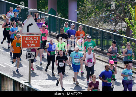 Bristol, Großbritannien, 13. Mai 2018. Einige der 12.500 Läufer an der Simplyhealth große Bristol 10 K bei Bekämpfung der Route, über den Cumberland Basin Überflug, auf einem herrlichen sonnigen Sonntag morgen. Credit: mfimage/Alamy Leben Nachrichten. Stockfoto