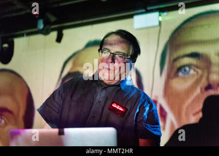 Leeds, Großbritannien. 12. Mai 2018. Wolfgang Flur, ehemaliges Mitglied der Deutschen elektronischen Band Kraftwerk führt einen Satz an der Brudenell Social Club, Leeds, Großbritannien. Im Hintergrund sind projizierten Bilder der Kraftwerk Mitglieder. Quelle: John Bentley/Alamy leben Nachrichten Stockfoto