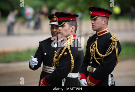 Hyde Park, London, UK. 13. Mai, 2018. 94 Jahre nach der Enthüllung der Gedenkstätte im Hyde Park die Kavallerie und Yeomanry sammeln die Mitglieder der Kavallerie und Yeomanry, die im Ersten Weltkrieg und in den folgenden Konflikten fiel zu ehren. Sir Kenneth Olisa, Herr Leutnant von London (links), Chats mit Soldaten aus der Blues- und Royals vor der Veranstaltung. Credit: Malcolm Park/Alamy Leben Nachrichten. Stockfoto