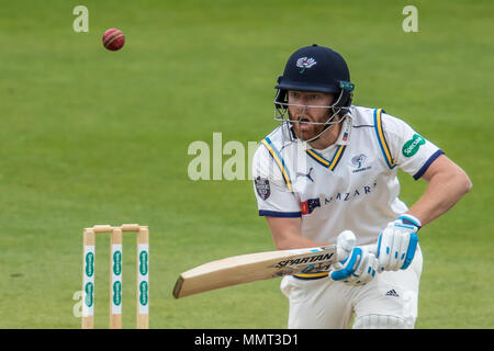 London, Großbritannien. 13. Mai, 2018. Jonny Bairstow schlagen für Yorkshire gegen Surrey an Tag drei des Specsavers County Championship Game am Oval. David Rowe/Alamy leben Nachrichten Stockfoto