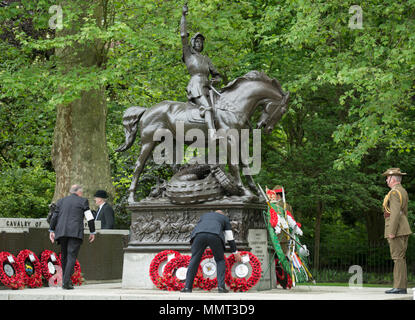 Hyde Park, London, UK. 13. Mai, 2018. 94 Jahre nach der Enthüllung der Gedenkstätte im Hyde Park die Kavallerie und Yeomanry sammeln die Mitglieder der Kavallerie und Yeomanry, die im Ersten Weltkrieg und in den folgenden Konflikten fiel zu ehren. HRH The Princess Royal KG KT GCVO GCStJ QSO GCL CD Oberst des Blues und Royals ist der Gruß an die jährliche Parade & Service der Kombinierten Kavallerie alten Genossen an der Kavallerie Denkmal neben dem Musikpavillon im Hyde Park. Credit: Malcolm Park/Alamy Leben Nachrichten. Stockfoto