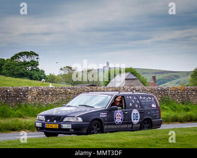 Beachy Head, East Sussex, Vereinigtes Königreich. 13. Mai 2018. Teams aus ganz Europa nehmen teil an "Die Ritter von der Insel "Rallye rund um das Vereinigte Königreich. Diese Nächstenliebe angetrieben Abenteuer begann in Brüssel am 12. Mai und macht seinen Weg um Großbritannien schließlich endet nach 10 Tagen in Edinburgh. Credit: Alan Fraser/Alamy leben Nachrichten Stockfoto