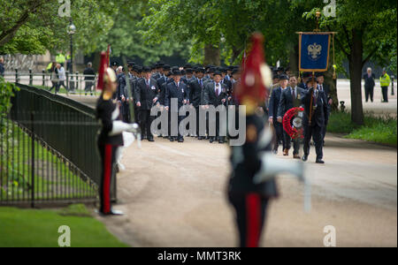 Hyde Park, London, UK. 13. Mai, 2018. 94 Jahre nach der Enthüllung der Gedenkstätte im Hyde Park die Kavallerie und Yeomanry sammeln die Mitglieder der Kavallerie und Yeomanry, die im Ersten Weltkrieg und in den folgenden Konflikten fiel zu ehren. HRH The Princess Royal KG KT GCVO GCStJ QSO GCL CD Oberst des Blues und Royals ist der Gruß an die jährliche Parade & Service der Kombinierten Kavallerie alten Genossen an der Kavallerie Denkmal neben dem Musikpavillon im Hyde Park. Credit: Malcolm Park/Alamy Leben Nachrichten. Stockfoto