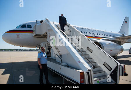 13. Mai 2018, Deutschland, Berlin: deutsche Wirtschafts- und Energieminister Peter Altmaier der Christlich Demokratischen Union (CDU) Boards ein Luftwaffe Ebene des Modells A319 nach Kiew, Ukraine, im militärischen Bereich des Flughafens Tegel. Altmaier plant auch, Moskau, Russland reisen, für Gespräche. Foto: Christophe Kirschtorte/dpa Quelle: dpa Picture alliance/Alamy leben Nachrichten Stockfoto