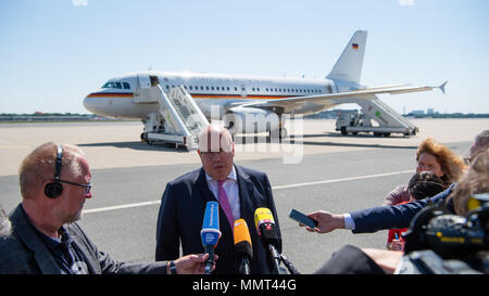 13. Mai 2018, Deutschland, Berlin: deutsche Wirtschafts- und Energieminister Peter Altmaier (c) der Christlich Demokratischen Union (CDU) liefert eine Aussage im militärischen Bereich des Flughafens Tegel kurz vor dem Einsteigen in ein Flugzeug nach Kiew, Ukraine. Altmaier plant auch, Moskau, Russland reisen, für Gespräche. Foto: Christophe Kirschtorte/dpa Quelle: dpa Picture alliance/Alamy leben Nachrichten Stockfoto