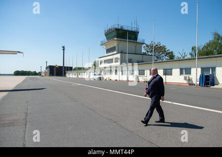 13. Mai 2018, Deutschland, Berlin: deutsche Wirtschafts- und Energieminister Peter Altmaier der Christlich Demokratischen Union (CDU) Boards ein Flugzeug nach Kiew, Ukraine, im militärischen Bereich des Flughafens Tegel. Altmaier plant auch, Moskau, Russland reisen, für Gespräche. Foto: Christophe Kirschtorte/dpa Quelle: dpa Picture alliance/Alamy leben Nachrichten Stockfoto