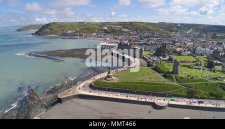 13. Mai, Aberystwyth UK. Hunderte Läufer tragen rosa nehmen Sie teil an Krebs die britische Rennen für das Leben an einem schönen Morgen auf der West Wales Küste. Es gibt über 150 dieser Veranstaltungen über Großbritannien, das Geld für den Kampf gegen den Krebs. Credit: Scott Waby/Alamy leben Nachrichten Stockfoto