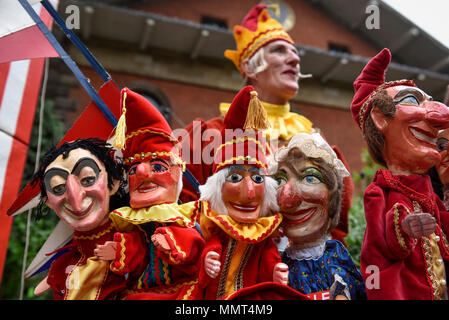 London, Großbritannien. 13. Mai 2018. Puppen zum Verkauf an der Covent Garden können Fayre an St. Paul's Kirche, Bedford Street, als Kirche der Akteure bekannt. Jetzt in seinem 43. Jahr, Punch und Judy Professoren und Puppenspieler feiern die Kunst des Puppenspiels auf 356. Geburtstag von Herrn Körner in der Nähe, wo Schriftsteller Samuel Pepys sah zuerst Herr Punch im Mai 1662. Credit: Stephen Chung/Alamy leben Nachrichten Stockfoto