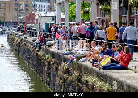 Bristol, UK. 13. Mai 2018. Die Menschen genießen die Sonne auf Bristol Harbourside. Essensstände sind besetzt mit einer kosmopolitischen Bereich draußen zu genießen. Marktstände bieten Bücher und Kuchen © Herr Standfast/Alamy leben Nachrichten Stockfoto