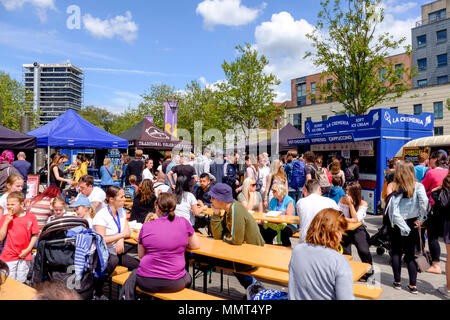 Bristol, UK. 13. Mai 2018. Die Menschen genießen die Sonne auf Bristol Harbourside. Essensstände sind besetzt mit einer kosmopolitischen Bereich draußen zu genießen. Marktstände bieten Bücher und Kuchen © Herr Standfast/Alamy leben Nachrichten Stockfoto