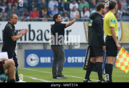 13. Mai 2018, Deutschland, Bielefeld: Fußball, 2. Bundesliga, Arminia Bielefeld vs SV Sandhausen am Schueco-Arena. Sandhausen Manager Kenan Kocak. Foto: Friso Gentsch/dpa - WICHTIGER HINWEIS: Aufgrund der Deutschen Fußball Liga (DFL) · s Akkreditierungsregeln, Veröffentlichung und Weiterverbreitung im Internet und in online Medien ist während des Spiels zu 15 Bildern pro Spiel beschränkt Stockfoto