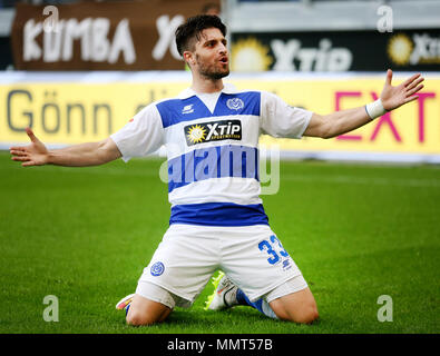 13. Mai 2018, Deutschland, Duisburg: Fußball, 2. Bundesliga, MSV Duisburg vs FC St. Pauli an der Schauinsland-Reisen-Arena. Duisburger Moritz Stoppelkamp feiert seinen 1:0 Ergebnis. Foto: Roland Weihrauch/dpa - WICHTIGER HINWEIS: Aufgrund der Deutschen Fußball Liga (DFL) · s Akkreditierungsregeln, Veröffentlichung und Weiterverbreitung im Internet und in online Medien ist während des Spiels zu 15 Bildern pro Spiel beschränkt Stockfoto