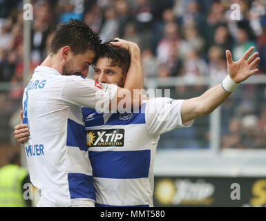 13. Mai 2018, Deutschland, Duisburg: Fußball, 2. Bundesliga, MSV Duisburg vs FC St. Pauli an der Schauinsland-Reisen-Arena. Duisburger Moritz Stoppelkamp (r) feiert seinen 1:0 Score neben Teamkollege Dustin Bomheuer. Foto: Roland Weihrauch/dpa - WICHTIGER HINWEIS: Aufgrund der Deutschen Fußball Liga (DFL) · s Akkreditierungsregeln, Veröffentlichung und Weiterverbreitung im Internet und in online Medien ist während des Spiels zu 15 Bildern pro Spiel beschränkt Stockfoto