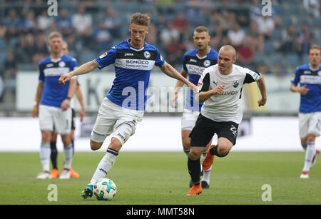 13. Mai 2018, Deutschland, Bielefeld: Fußball, 2. Bundesliga, Arminia Bielefeld vs SV Sandhausen am Schueco-Arena. Der Bielefelder Henri Weigelt (l) gegen Sandhausen von Korbinian Vollmann (r). Foto: Friso Gentsch/dpa - WICHTIGER HINWEIS: Aufgrund der Deutschen Fußball Liga (DFL) · s Akkreditierungsregeln, Veröffentlichung und Weiterverbreitung im Internet und in online Medien ist während des Spiels zu 15 Bildern pro Spiel beschränkt Stockfoto