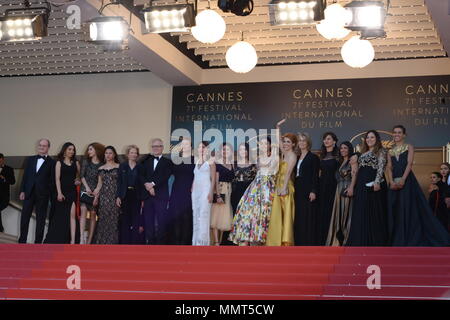 Cannes, Frankreich. 12. Mai 2018. CANNES, Frankreich - Mai 12: (aus sieben Rechts) Schauspielerin Emmanuelle Bercot, Direktor Eva Husson, Schauspielerin Golshifteh Farahani, Cannes Film Festival Direktor Thierry Fremaux, Produzent Didar Domehri und Gäste das Screening von "Mädchen Der Sonne (Les Filles du Soleil)' während der 71st jährlichen Filmfestspiele von Cannes im Palais des Festivals am 12. Mai 2018 in Cannes, Frankreich besuchen. Credit: Frederick Injimbert/ZUMA Draht/Alamy leben Nachrichten Stockfoto