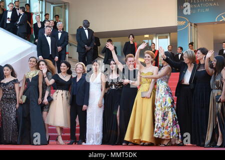 Cannes, Frankreich. 12. Mai 2018. CANNES, Frankreich - Mai 12: (aus sieben Rechts) Schauspielerin Emmanuelle Bercot, Direktor Eva Husson, Schauspielerin Golshifteh Farahani, Cannes Film Festival Direktor Thierry Fremaux, Produzent Didar Domehri und Gäste das Screening von "Mädchen Der Sonne (Les Filles du Soleil)' während der 71st jährlichen Filmfestspiele von Cannes im Palais des Festivals am 12. Mai 2018 in Cannes, Frankreich besuchen. Credit: Frederick Injimbert/ZUMA Draht/Alamy leben Nachrichten Stockfoto
