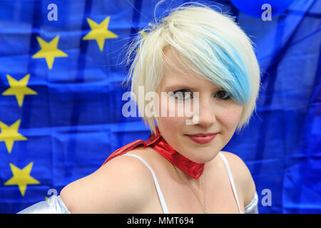 Westminster, London, 13. Mai 2018. "EU-Supergirl', Madeleina Kay, Sänger und Gewinner der Junge Europäerin des Jahres 2018, auf der Veranstaltung. Montieren Sie die Menschen außerhalb Europas, dem repräsentativen Basis des Europäischen Parlaments in London, für eine Rallye durch den "organisierten Frauen gegen Brexit'. Credit: Imageplotter Nachrichten und Sport/Alamy leben Nachrichten Stockfoto