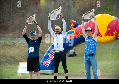 Ironwood, USA. 12. Mai 2018. Bild, von links, sind die oberen drei Männer ebbas im Red Bull 400 Eröffnungsrennen am Copper Peak, Ironwood, MI am Samstag, den 12. Mai: 3.-- Jard Shumat, Park City, UT; 1. - Ian Torchia, Marquette, Mi und 2.-- Matt Lipsey, Harrisburg, PA. Credit: Dean Acheson/Alamy leben Nachrichten Stockfoto