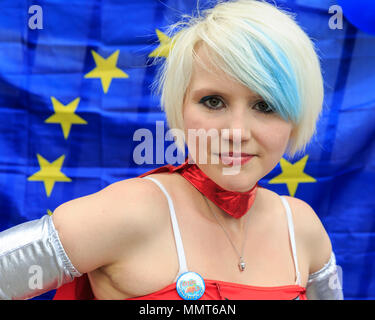 Westminster, London, 13. Mai 2018. "EU-Supergirl', Madeleina Kay, Sänger und Gewinner der Junge Europäerin des Jahres 2018, auf der Veranstaltung. Montieren Sie die Menschen außerhalb Europas, dem repräsentativen Basis des Europäischen Parlaments in London, für eine Rallye durch den "organisierten Frauen gegen Brexit'. Credit: Imageplotter Nachrichten und Sport/Alamy leben Nachrichten Stockfoto