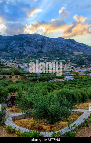 Chersonissos, Kreta - Griechenland. Sonnenuntergang in Archanes Village, und Juktas, sagte, ist das Gesicht des Zeus zu ähneln, Mount Stockfoto