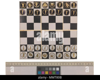 . Spiel mit dem Titel Kronheim & Co's pocket chess Box mit Marlitt, Zeichner und Board; hat Folding Chess Board. Folgende Stücke sind in Gold auf eine weiße Scheiben geprägt: 8 Spielfiguren, 2 Ritter (Pferde), 2 Türme (Burgen), 2 Bischöfe (Gehrung), 1 Queen (Crown), 1 King (verschiedene Krone). Folgende Stücke sind in Gold auf Schwarz geprägt: 8 Spielfiguren, 2 Ritter, 2 Türme, 2 Bischöfe, 1 Queen-Bett, 1 King-Bett. In der Johnson zu kopieren, das Kontrollkästchen ist leicht beschädigt; Schach; Entwürfe; Bild 2 Kronheim & Co's pocket chess Box mit Marlitt, draftmen und Board. [S -]. Kronheim & Co [Thema] Bodleian Waage Stockfoto